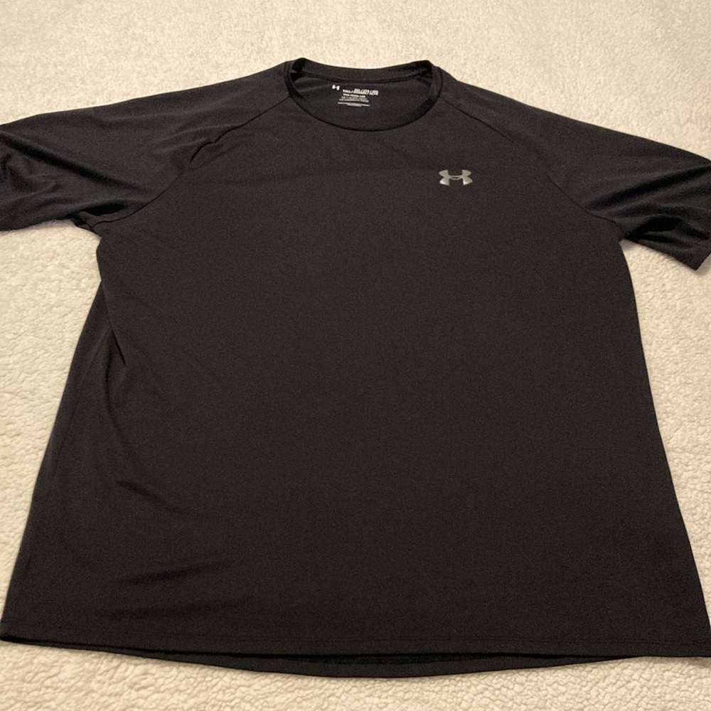 Under Armour black polyester short sleeve shirt with gray logo Size XXL Tall